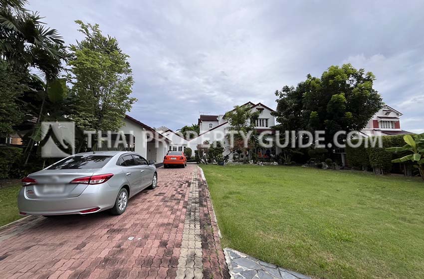 House with Shared Pool in Srinakarin 